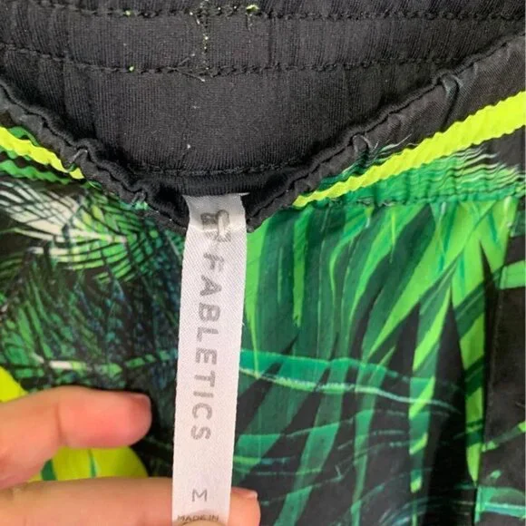 Fabletics woman’s palm shorts. New condition. Size medium. With pockets/zippered - Picture 6 of 8